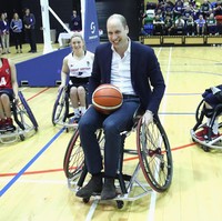 Pangeran William bahkan sempat merasakan tantangan bermain basket dengan kursi roda. (Foto: Getty Images)