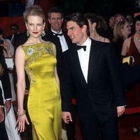 Gaun Dior Nicole Kidman di Oscars 1997 menjadi yang termahal. Kabarnya, Nicole harus membayar US$ 2 juta atau Rp 29 miliar untuk menebus gaun kuning yang dipermanis dengan sulaman tersebut. Harganya setara jet pribadi! (Dikutip dari CNBC, harge jet pribadi bervariasi bergantung pada ukurannya, mulai dari US$ 700 ribu - US$ 4 juta). (Foto: YouTube)