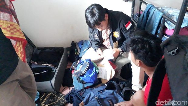 Bareskrim Polri menggeledah kantor PT Kensur Hutama (KH) atas dugaan perdagangan orang ke luar negeri