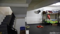 Kantor tersebut dilengkapi dengan fasilitas tempat tidur.