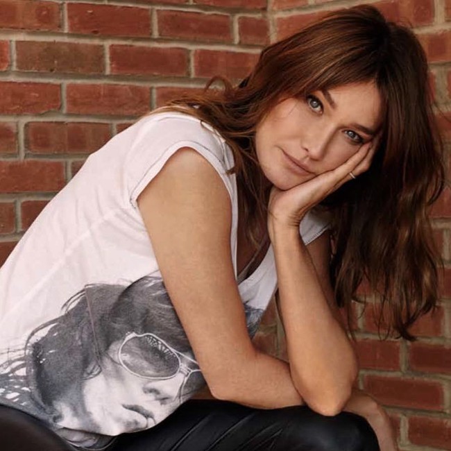 Kini Carla Bruni sudah berusia 50 tahun. Namun kecantikannya masih saja awet seolah ia tak menua.  Foto: Instagram