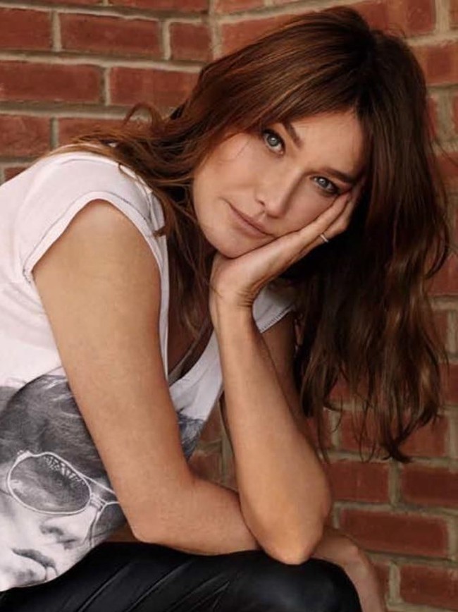 Untuk urusan riasan, Carla juga punya konsep dan produk makeup andalan. Ia menghindari makeup bernuansa oranye peach karena membuat wajahnya jadi tak segar. Foto: Instagram