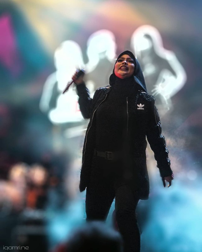 Penampilannya yang kasual membuat Tantri Kotak bisa bergerak dengan fleksibel. Ia tetap bisa bernyanyi sambil meloncat-loncat seperti gayanya dulu yang khas.  Foto: Amri