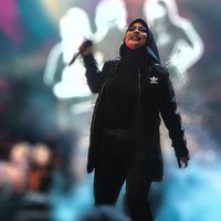 Penampilannya yang kasual membuat Tantri Kotak bisa bergerak dengan fleksibel. Ia tetap bisa bernyanyi sambil meloncat-loncat seperti gayanya dulu yang khas.  Foto: Amri