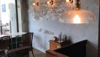 Karena suasananya homey dan cozy tak terasa jika sedang ada di kafe. Kursi yang nyaman dan tata lampu yang pas memberi suasana hangat. Foto: Instagram : brancusi_cafe
