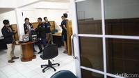 Polisi menggeledah Kantor PT Kensur Hutama (KH) di Bekasi, Jawa Barat, Jumat (23/3/2018).