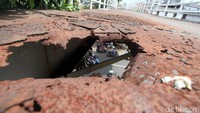 Kondisi ini sangat membahayakan pengguna JPO.