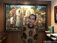 Foto: Momen Jokowi 'Tour' Ke Kantor Pratikno Lihat-lihat Lukisan