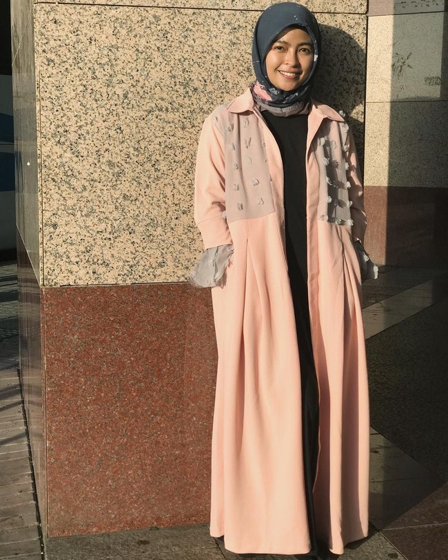 Nama Tantri Syalindri, vokalis grup band Kotak tentu sudah tidak asing lagi bagi para pecinta musik Indonesia. Baru-baru ini ia mengejutkan netizen dengan penampilan hijabnya. Foto: Instagram