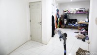 Kantor tersebut tampak sepi. Hanya terlihat pakaian yang tergantung di dinding kamar.