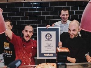 Juara! Pizza Bertopping 111 Jenis Keju Berhasil Pecahkan Rekor Dunia