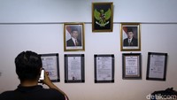 Di salah satu ruangan terpampang foto Presiden Joko Widodo dan Wakil Presiden Jusuf Kalla.