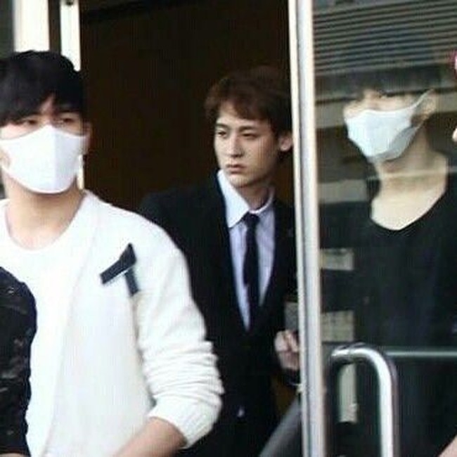 Netizen pertama kali menyadari ketampanan Wongsathorn Varchartkul saat membantu para idol Korea turun pesawat. Ia terlihat tampan mengenakan seragam berupa setelan jas dan dasi. Netizen pun menyebutnya kembaran Chanyeol EXO. Foto: Instagram