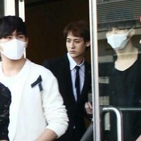 Netizen pertama kali menyadari ketampanan Wongsathorn Varchartkul saat membantu para idol Korea turun pesawat. Ia terlihat tampan mengenakan seragam berupa setelan jas dan dasi. Netizen pun menyebutnya kembaran Chanyeol EXO. Foto: Instagram