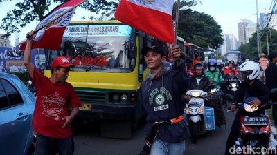 Jakmania Berbondong-bondong ke GBK
