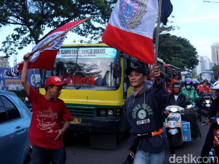 Jakmania Berbondong-bondong ke GBK