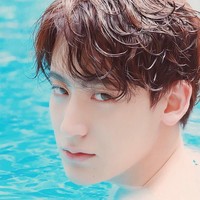 Ternyata Varachartkul juga penggemar K-pop. Beberap idol group favoritnya mulai dari EXO, Big Bang dan Got7. Foto: Instagram