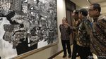 Foto: Momen Jokowi Tour ke Kantor Pratikno Lihat-lihat Lukisan