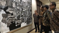 Ya itu (Sukardi Rinakit) mamerin saya, saya (Ari Dwipayana-red) punya Affandi, punya Gito, punya Agussis, punya Hendra, punya Hadi, punya Blanco, punya Nasirun, kata Jokowi tersenyum.