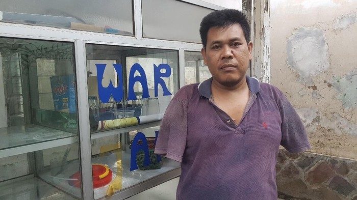 Heri, Tak Punya Lengan Tetap Semangat Berjualan Makanan