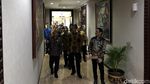 Foto: Momen Jokowi Tour ke Kantor Pratikno Lihat-lihat Lukisan