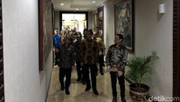 Jokowi sendiri mengaku, memang sengaja menyambangi Gedung Sekretariat Negara tersebut. Dia mengatakan, Pratikno dan Ari Dwipayana mau memamerkan koleksi lukisan yang ada.