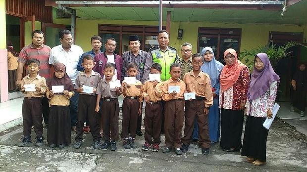 Amplop senyum yang dibagikan Berkas kepada anak-anak yatim piatu di Babat. (Foto: Eko Sudjarwo)