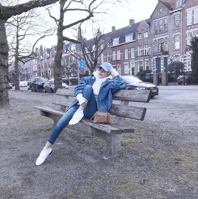 Dari Rotterdam, Syahrini berpindah ke Amsterdam. Dia kembali berpose manja dengan memakai sederet barang mewah. Penyanyi yang kerap menjadi kontroversi itu terlihat memakai sneakers Chanel berwarna putih seharga Rp 11 jutaan. Dia juga membawa tas Hermes Kelly ukuran mini seharga Rp 280 jutaan. Foto: Instagram Syahrini