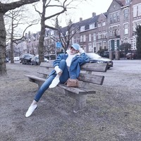 Dari Rotterdam, Syahrini berpindah ke Amsterdam. Dia kembali berpose manja dengan memakai sederet barang mewah. Penyanyi yang kerap menjadi kontroversi itu terlihat memakai sneakers Chanel berwarna putih seharga Rp 11 jutaan. Dia juga membawa tas Hermes Kelly ukuran mini seharga Rp 280 jutaan. Foto: Instagram Syahrini