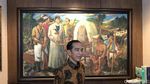 Foto: Momen Jokowi Tour ke Kantor Pratikno Lihat-lihat Lukisan