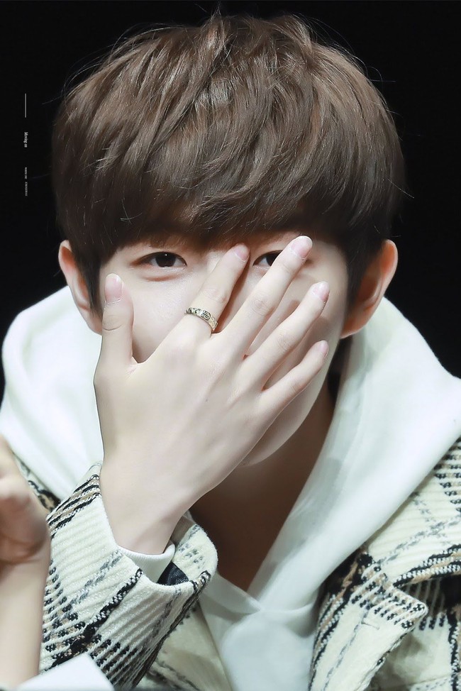 Jari tangan Jaehwan Wanna One dikenali para fans. Sering bermain gitar, Jaehwan biasanya membiarkan kuku di jari tangan kanannya lebih panjang sehingga tampak lebih cantik dari yang kiri. Foto: Istimewa