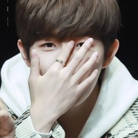 Jari tangan Jaehwan Wanna One dikenali para fans. Sering bermain gitar, Jaehwan biasanya membiarkan kuku di jari tangan kanannya lebih panjang sehingga tampak lebih cantik dari yang kiri. Foto: Istimewa