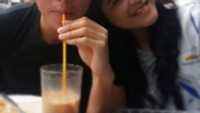  Kalau dilihat dari foto ini, Kaesang terlihat akrab dengan Kahiyang. Saat Kaesang minum es cokelat, Kahiyang bersandar di pundaknya. Foto: Instagram @kaesangp