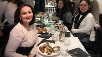 Titiek dan sang anak sedang menikmati makan malam di Paris. Wah pasti enak-enak ya makanannya. Foto: Instagram @titiksoeharto