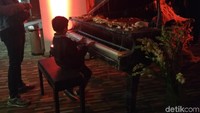 Suasana tampak horor. Berbagai ornamen seperti kursi goyang hingga tampilan lampu dan piano dibuat mencekam. Foto: Hanif Hawari/detikHOT