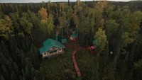 Menginap di tengahHutan Alaska, traveler bisa menginap di A Waldens Pond. Kabin kayu yang nyaman dikelilingi pepohonan hijau ini berada di Soldotna, Amerika. (Booking.com)