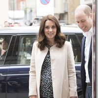 Kate Middleton memakai atasan hitam bermotif floral dari Hobbs seharga US$ 165 atau Rp 2,2 juta dengan skinny jeans hitam. (Foto: Getty Images)