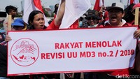 Massa tidak membeludak hingga memakan jalan. Arus lalu lintas pun terpantau lancar dengan penjagaan kepolisian. Massa aksi menganggap UU MD3 memasung demokrasi. DPR dianggap anti kritik dari masyarakat.