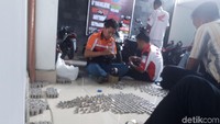 Pegawai diler motor Honda Nagamas Motor Yogyakarta beramai-ramai menghitung uang koin. Foto: Eko Prasetiyo