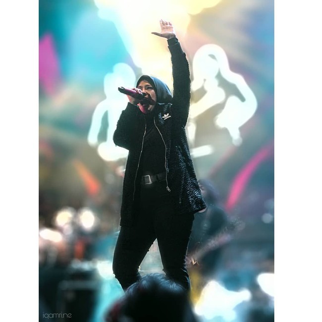 Tantri memilih busana serba hitam untuk tampil malam itu. Ia memakai jaket track dari Adidas, kaos di bagian dalam, celana panjang, dan hijab segi empat. Foto: Amri