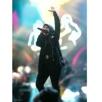 Tantri memilih busana serba hitam untuk tampil malam itu. Ia memakai jaket track dari Adidas, kaos di bagian dalam, celana panjang, dan hijab segi empat. Foto: Amri