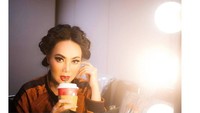 Setelah make-up, wanita 47 tahun ini sempat menyeruput kopi. Wih, posenya seksi! Foto: Instagram dewigita01