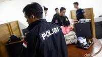 Penggeledahan dilakukan atas informasi dari KJRI Jeddah. Dalam informasi itu disebutkan ada 238 pekerja migran Indonesia (PMI) yang menjadi korban.