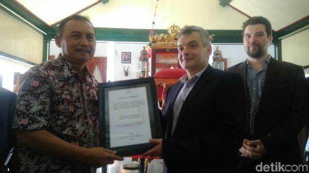 Bupati Purworejo menerima piagam penghargaan