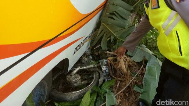 Motor korban berada di kolong bus