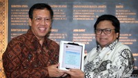Ketua DPD Oesman Sapta Odang memperlihatkan laporan Surat Pemberitahuan Tahunan (SPT) Pajak Penghasilan (PPh) Orang Pribadi (OP) tahun 2018 kepada Direktur Jenderal Pajak Kementerian Keuangan Robert Pakpahan di Gedung DPD, Komplek Parlemen, Senayan, Jakarta, Jumat (23/3/2018).