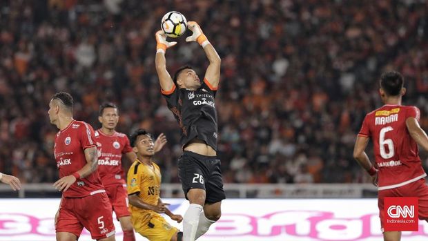 Kiper Persija, Andritany Ardhiyasa, juga bermain cukup ciamik menjaga gawang Macan Kemayoran pada laga lawan Bhayangkara FC. (