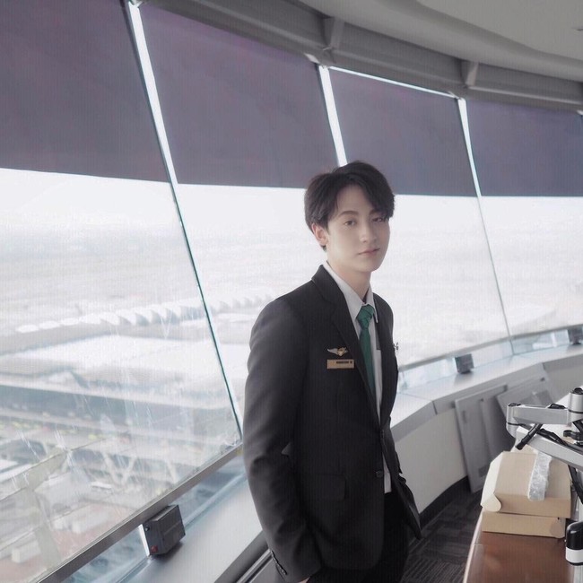 Jadi model maupun petugas bandara, pesona Varachartkul sukses membuat para wanita terpikat. Foto: Instagram