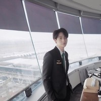 Jadi model maupun petugas bandara, pesona Varachartkul sukses membuat para wanita terpikat. Foto: Instagram