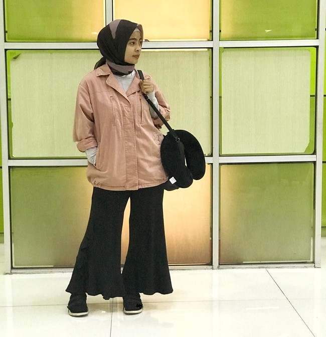 Tampaknya pemilihan jaket jadi favorit Tantri Kotak. Di kesempatan lain, Tantri memakai jaket berwarna merah muda dengan celana berpotongan lonceng. Meski warnanya merah muda, penampilan Tantri tetap sporty. Foto: Instagram